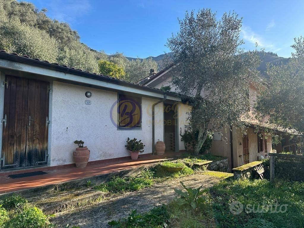 Rustico / Casale di 212 m² con più di 5 locali a C - Vista 2