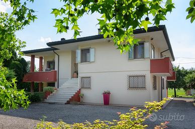 CASA DI CAMPAGNA con AMPIO GIARDINO e RUSTICI