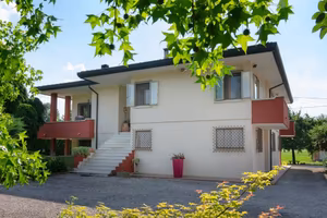 CASA DI CAMPAGNA con AMPIO GIARDINO e RUSTICI