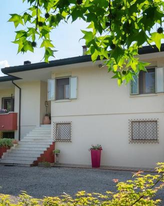 CASA DI CAMPAGNA con AMPIO GIARDINO e RUSTICI