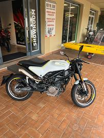 Husqvarna svartpilen 401 passaggio incluso