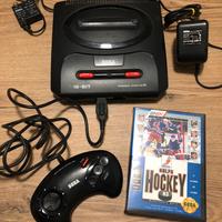 Sega Mega Drive II console con un gioco