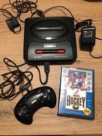 Sega Mega Drive II console con un gioco