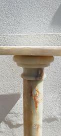 Colonna decorativa in onice alabastrino