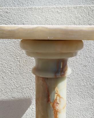Colonna decorativa in onice alabastrino
