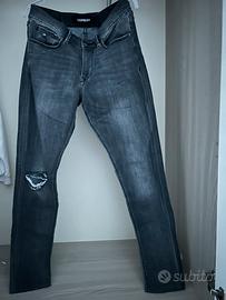 jeans strappati grigi