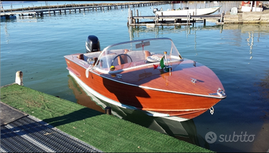 Motoscafo d'epoca in mogano tipo Riva