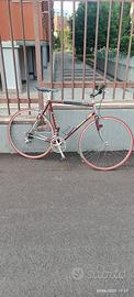 bici corsa con manubrio dritto 