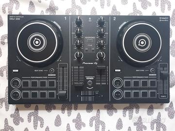 Pioneer DDJ 200 console.