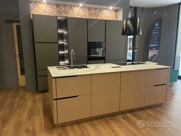Cucina EXPO promo con ISOLA - colori a scelta