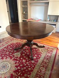 Tavolo rotondo completamente fatto a mano