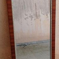 Specchio verticale con cornice in legno mogano