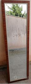 Specchio verticale con cornice in legno mogano