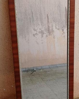 Specchio verticale con cornice in legno mogano