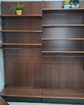 Arredamento negozio abbigliamento.