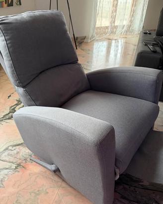 Poltrona relax dondolo con poggiapiedi estraibile