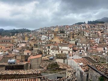 Casa indipendente a Gratteri Via Roma 36