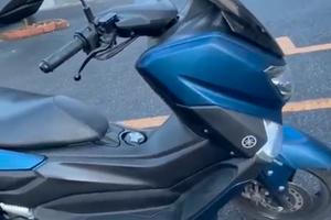 Scooter yamah 125 nmax particolari blu opaco
