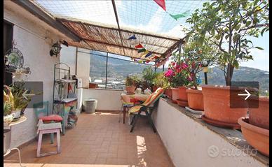 TAGGIA Bilocale con ampia terrazza e scorcio mare