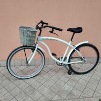 Bicicletta da 26 bianca all'americana con cesto