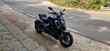 Ducati Diavel V4 black