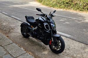 Ducati Diavel V4 black