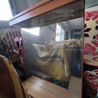 Specchio con base in legno