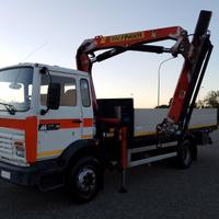 Autocarro Renault cassone fisso con Gru