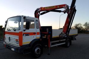 Autocarro Renault cassone fisso con Gru