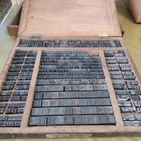 Antico set caratteri tipografici piombo