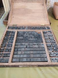 Antico set caratteri tipografici piombo