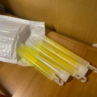 Bastoncini colorati per feste bianchi e gialli