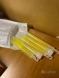 Bastoncini colorati per feste bianchi e gialli