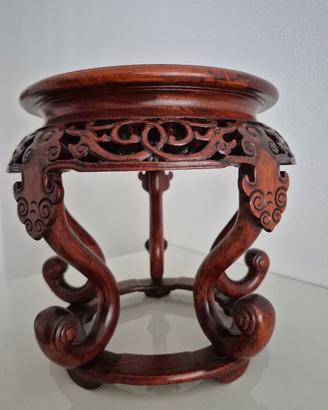 Pidistallo in legno intagliato