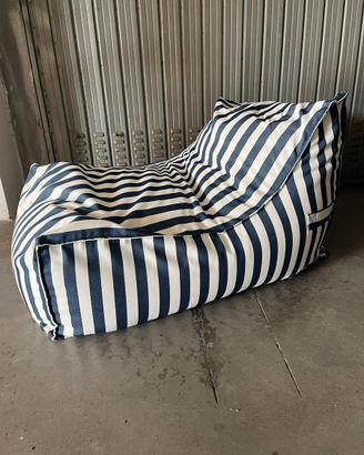 Coppia di poltrone piu pouf