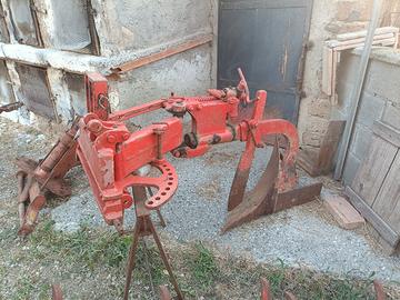 vari attrezzi agricoli antichi