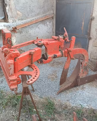 vari attrezzi agricoli antichi