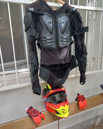 Protezione casco occhiali guanti