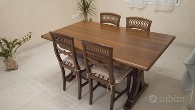 Tavolo in legno e sedie in legno color noce