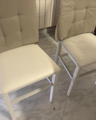 2 sedie bianche con seduta a cuscinetto di pelle m