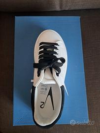 Sneakers bianche nuove