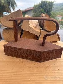 Ferro da stiro in ghisa vintage