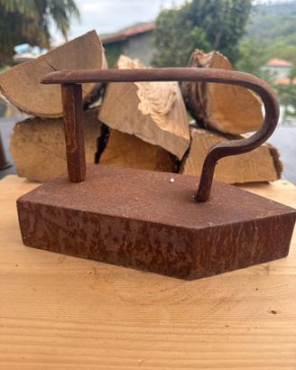 Ferro da stiro in ghisa vintage