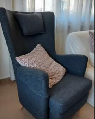 Poltrona in tessuto grigio con schienale alto