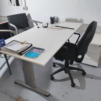 scrivania e sedia da ufficio ergonomica 