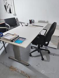 scrivania e sedia da ufficio ergonomica 