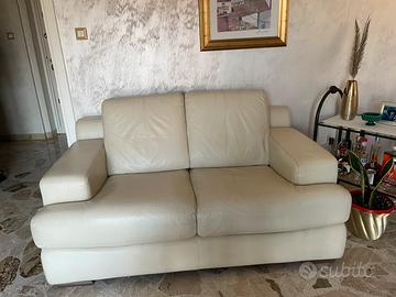 Coppia divani di cui uno con letto
