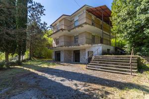 Villa di 477 m² con più di 5 locali e box auto dop