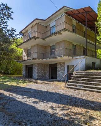 Villa di 477 m² con più di 5 locali e box auto dop