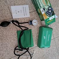 Sfigmomanometro ad aneroide con fonendoscopio
